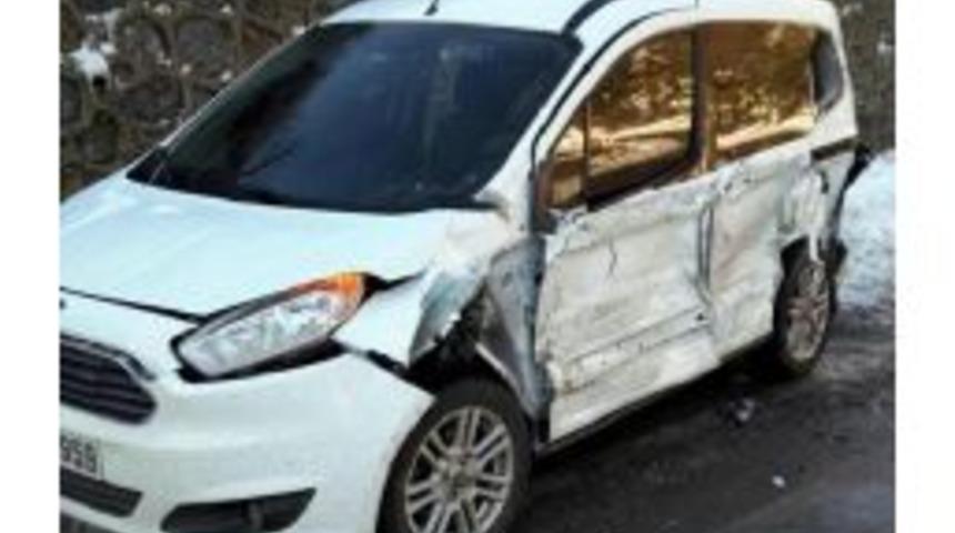 Kazaya Bakmak I&ccedil;in Aracından Inen S&uuml;r&uuml;c&uuml;ye Kamyonet &Ccedil;arptı