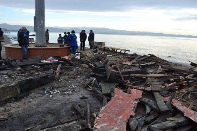 Balık Restoranı Tekne, Şiddetli Lodosta Parampar&ccedil;a Oldu 3