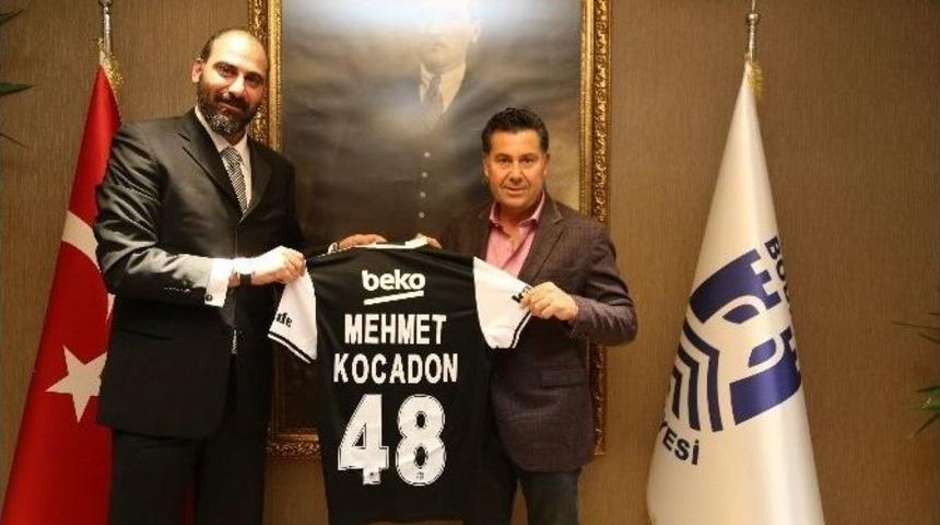 Fenerbah&ccedil;eli Başkan Beşiktaş Forması Giydi