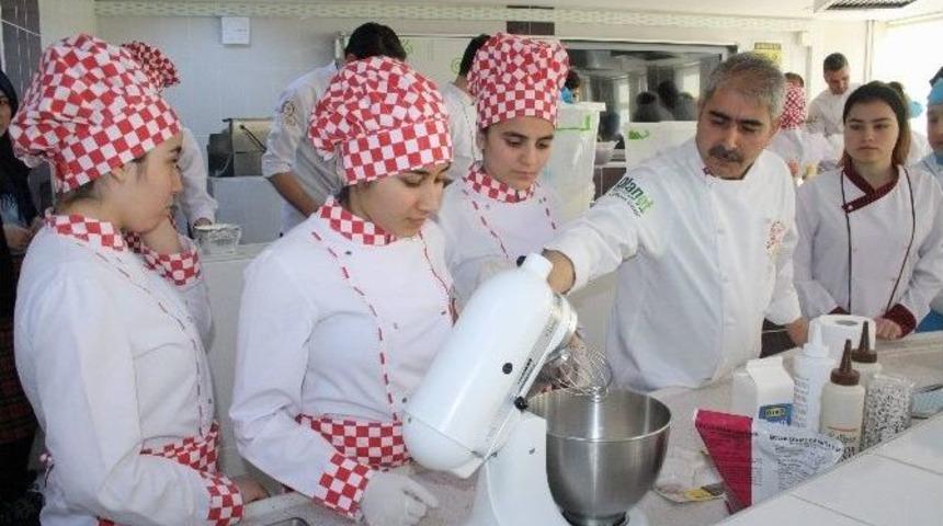 Usta Aş&ccedil;ılar &Ouml;ğrencilere Ders Verdi