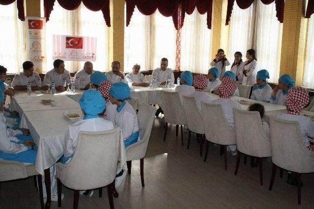 Usta Aşçılar Öğrencilere Ders Verdi