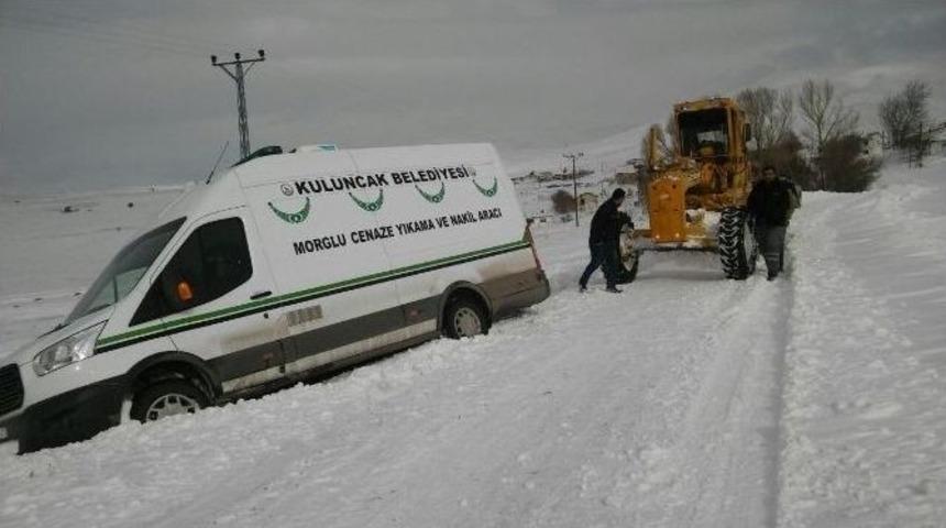 Kara Saplanan Cenaze Aracı &Ccedil;ıkartıldı