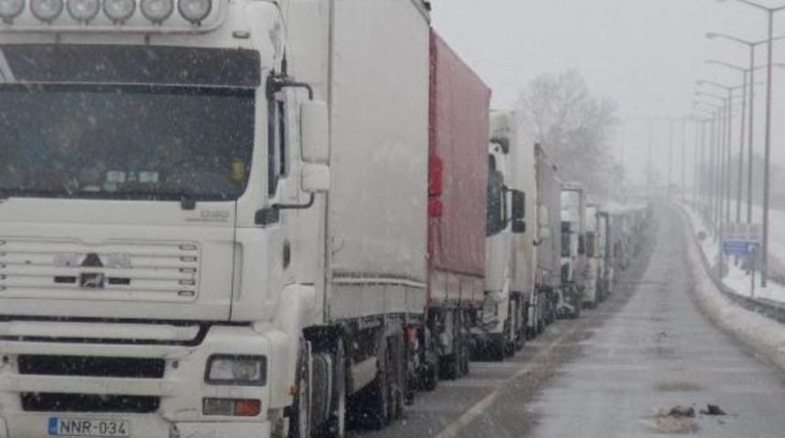 Bulgaristan'daki Kar Kapıkule'de 8 Kilometre Tır Kuyruğu Oluşturdu