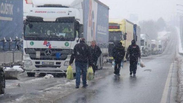 Bulgaristan'daki Kar Kapıkule'de 8 Kilometre Tır Kuyruğu Oluşturdu