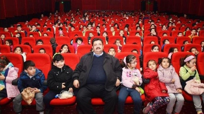 &Ouml;ğrenciler Topluca Sinemaya Gitti