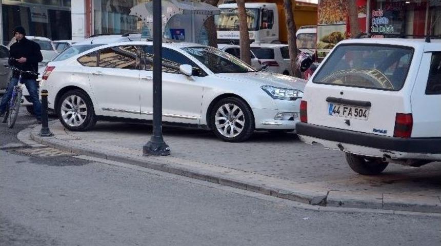 Ara&ccedil;lar Kaldırımı Yayalar Yolu Kullanıyor