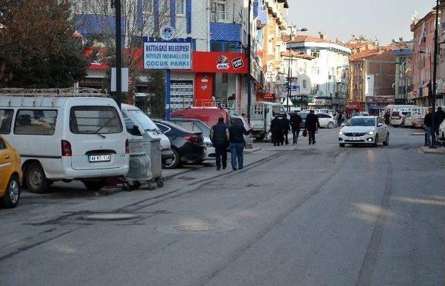 Araçlar Kaldırımı Yayalar Yolu Kullanıyor