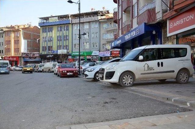 Araçlar Kaldırımı Yayalar Yolu Kullanıyor