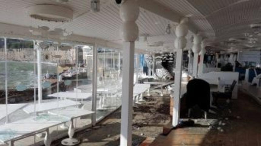 Alanya&rsquo;da Dev Dalgalar Bir Restoranı Yerle Bir Etti