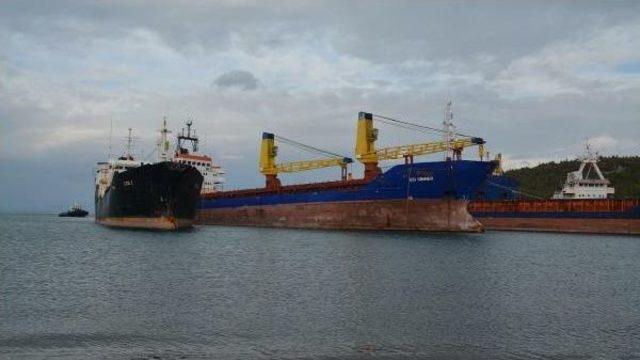 Hacizli Gemi 3 Mil Sürüklenip Karaya Oturdu (2)