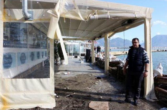 Alanya'da Dev Dalgalar Restoranı Yıktı