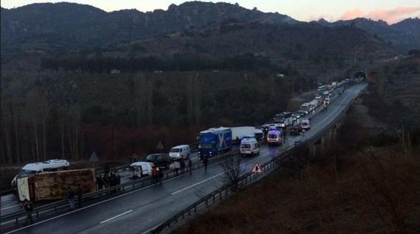 Zincirleme Kaza: 19 Yaralı