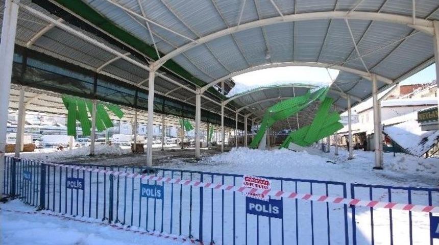 Tedbir İ&ccedil;in Kapatılan Kapalı Pazar Yerinin &Ccedil;atısı &Ccedil;&ouml;kt&uuml;