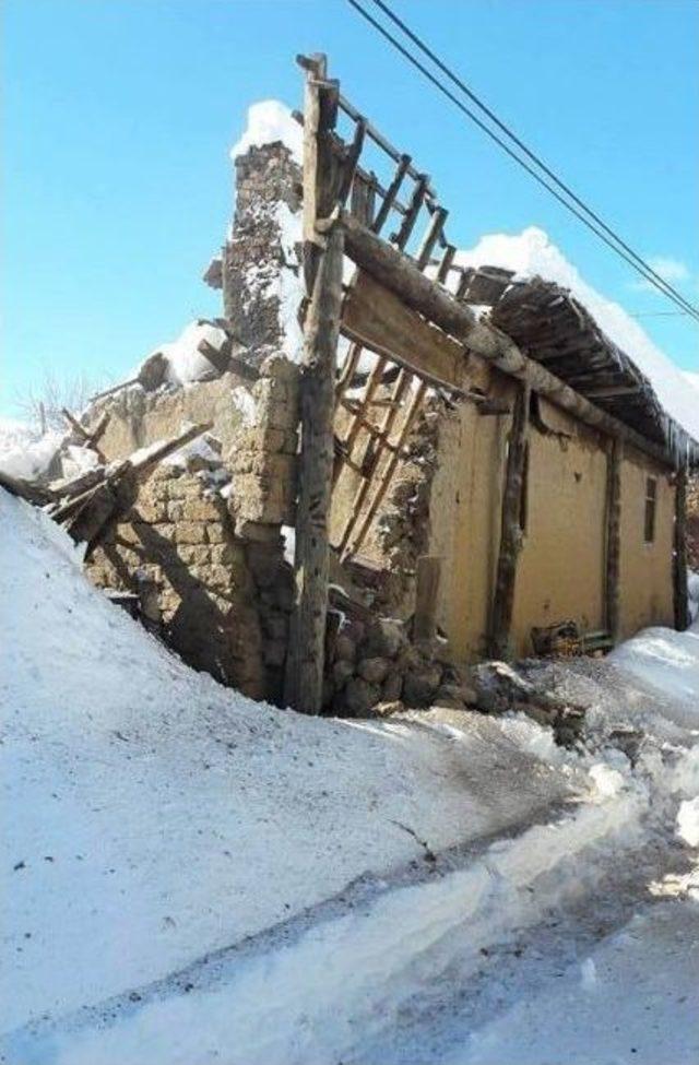 Tedbir İçin Kapatılan Kapalı Pazar Yerinin Çatısı Çöktü