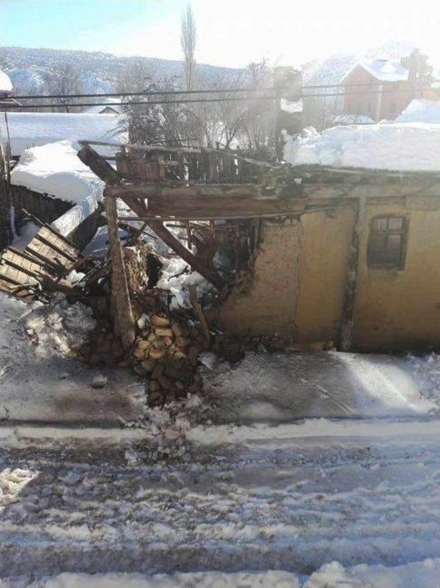 Tedbir İçin Kapatılan Kapalı Pazar Yerinin Çatısı Çöktü