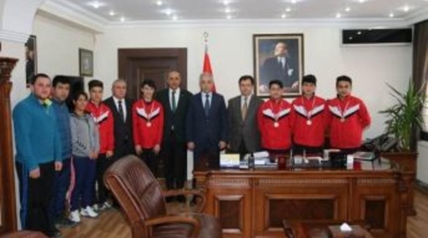 Vali Toprak, Şampiyon Tenis&ccedil;ileri Kabul Etti