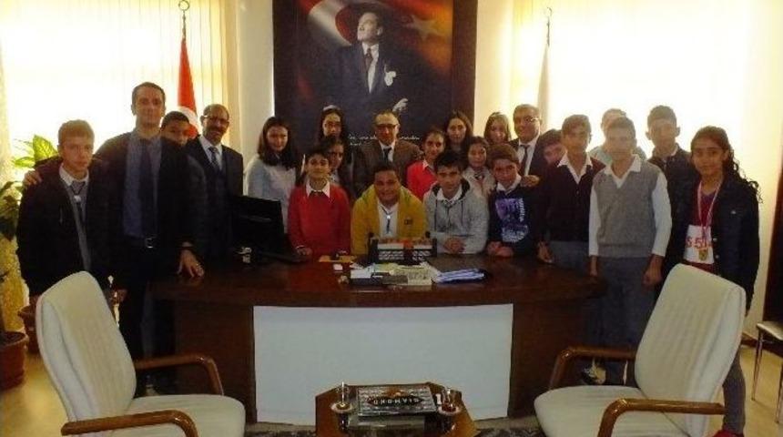 Teog Birincisi &Ouml;ğrencilerden Kaymakam Şimşek&rsquo;e &Ccedil;ilek İkramı