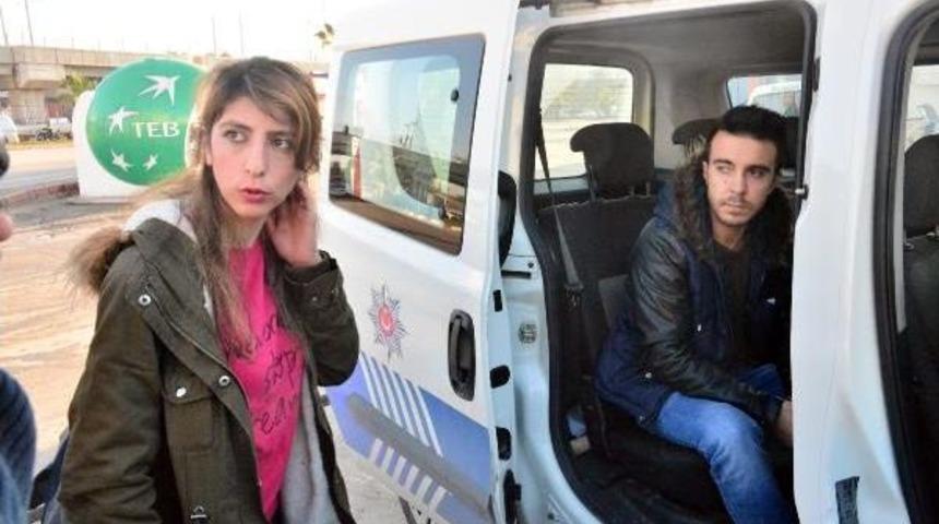 Atm'de Buldukları Parayı Polise Teslim Ettiler