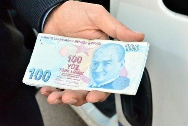 Atm'de Buldukları Parayı Polise Teslim Ettiler