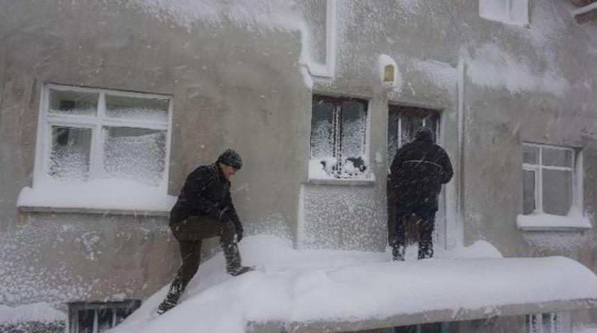 &Ouml;ğrenci Servisi Kar Fırtınasında Mahsur Kaldı
