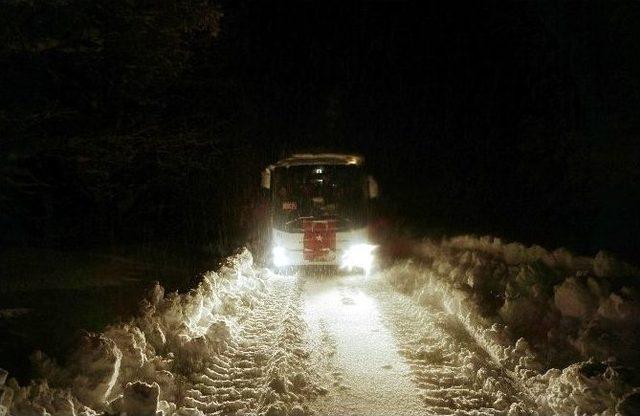 Öğrenci Servisi Kar Fırtınasında Mahsur Kaldı