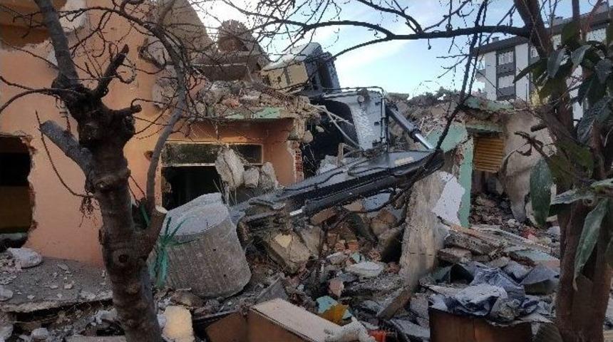 Yıkım Sırasında Ev &Ccedil;&ouml;k&uuml;nce İş Makinesi Devrildi