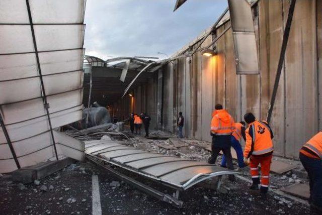 Tır, Köprünün Beton Bloğuna Çarptı, Faciadan Dönüldü