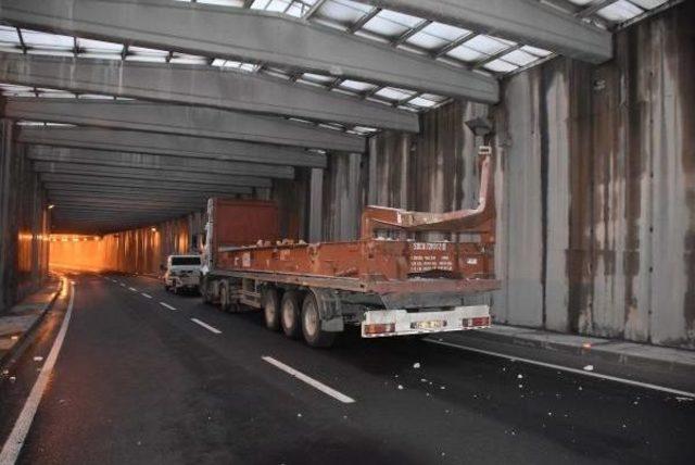 Tır, Köprünün Beton Bloğuna Çarptı, Faciadan Dönüldü