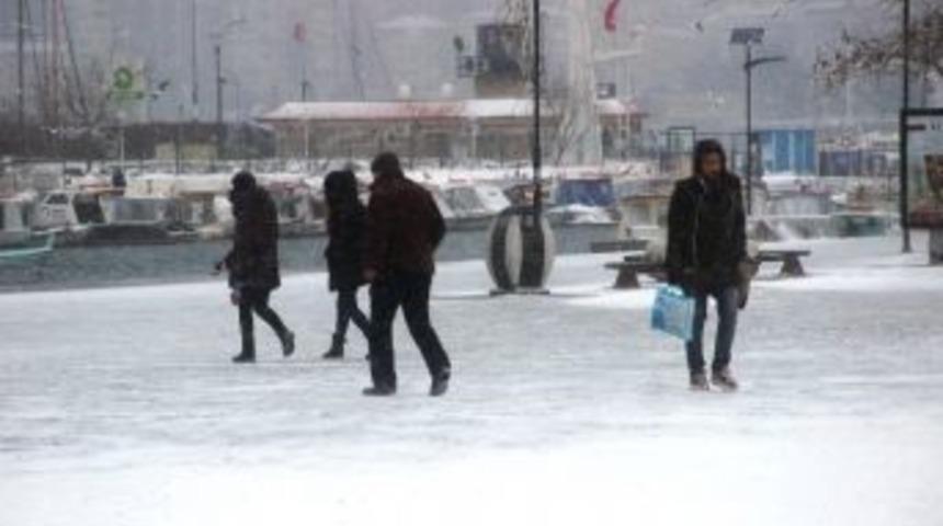 &Ccedil;anakkale&rsquo;de 3 İl&ccedil;ede Okullara Kar Tatili