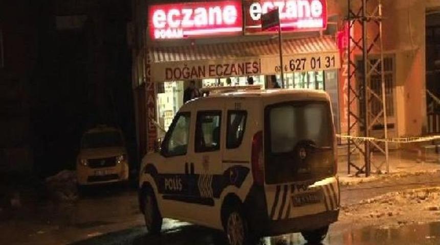 Pendik'te N&ouml;bet&ccedil;i Eczaneye Soygun Girişimi