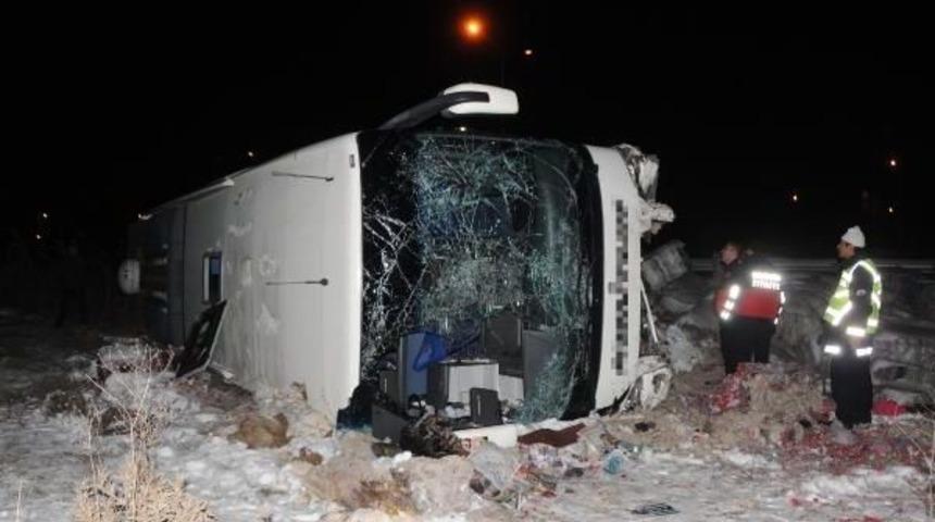 Virajı Alamayan Yolcu Otob&uuml;s&uuml; Şarampole U&ccedil;tu: 31 Yaralı