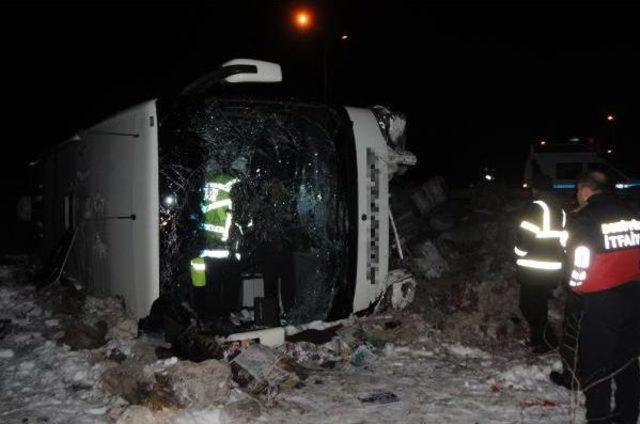 Virajı Alamayan Yolcu Otobüsü Şarampole Uçtu: 31 Yaralı