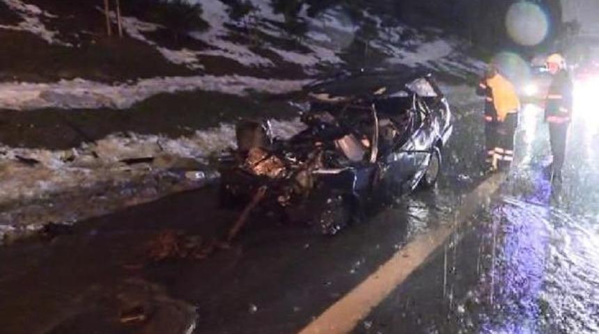 Emniyet Şeridindeki &Ccedil;ekiciye &Ccedil;arpan S&uuml;r&uuml;c&uuml; Hayatını Kaybetti