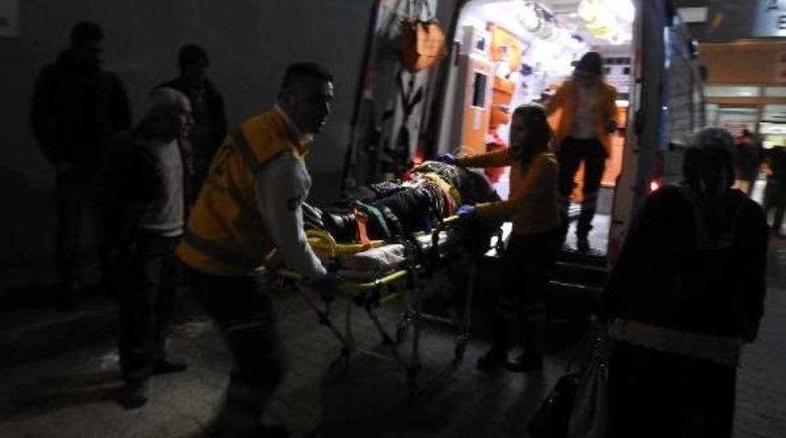 Polisten Ka&ccedil;arken Kırmızı Işıkta Ara&ccedil;lara &Ccedil;arptı: 7 Yaralı