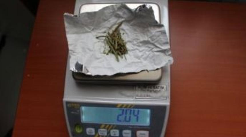 Ş&uuml;pheli Ara&ccedil;tan Uyuşturucu Ve Av T&uuml;feği Ele Ge&ccedil;irildi