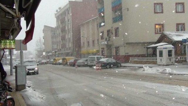 Dursunbey’de Yoğun Kar Yağışı Etkili Oluyor