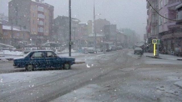 Dursunbey’de Yoğun Kar Yağışı Etkili Oluyor