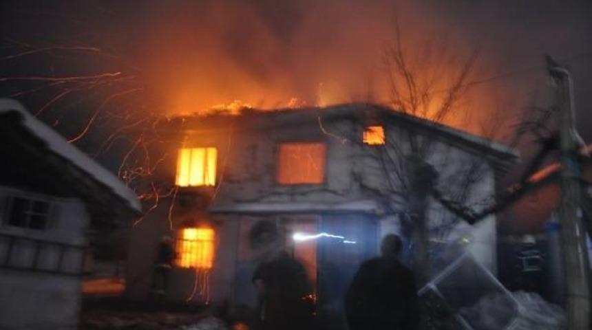 İneg&ouml;l'de 2 Katlı Ev Yandı