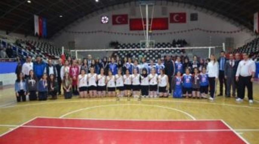 Okullar Arası Gen&ccedil; Kızlar Voleybol M&uuml;sabakaları Sona Erdi