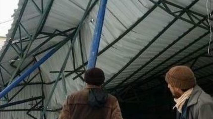 Aydın&rsquo;da Kar Okul Bah&ccedil;esindeki &Ccedil;atıyı &Ccedil;&ouml;kertti