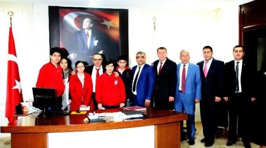 Serik Kaymakamı Şimşek, &Ouml;ğrencileri &Ouml;d&uuml;llendirdi