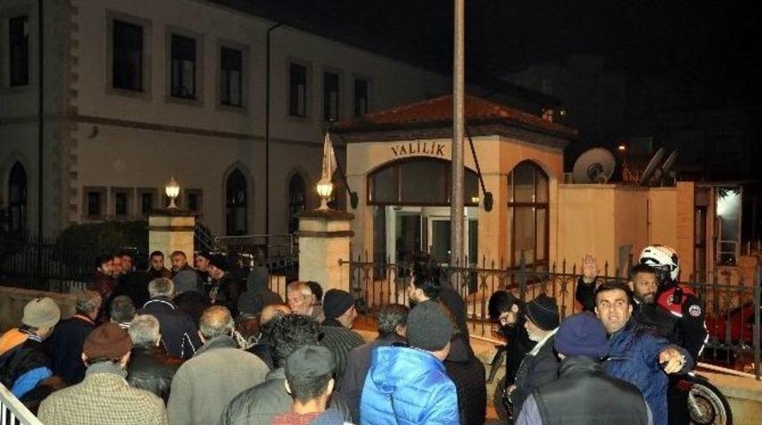 Saatinden &Ouml;nce Salona Girmek İsteyen Evsizlerin Tepkisi