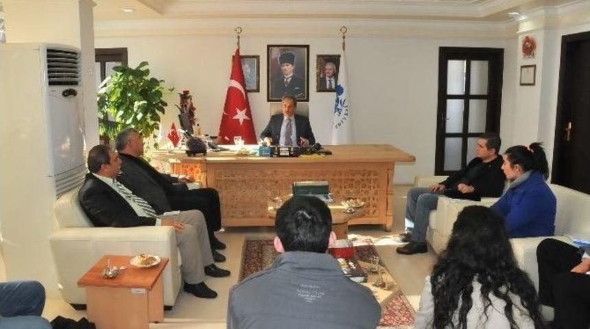 Başkan Akkaya, &Ccedil;atısı &Ccedil;&ouml;ken Pazar Yeriyle İlgili Hazırlanan Raporu A&ccedil;ıkladı