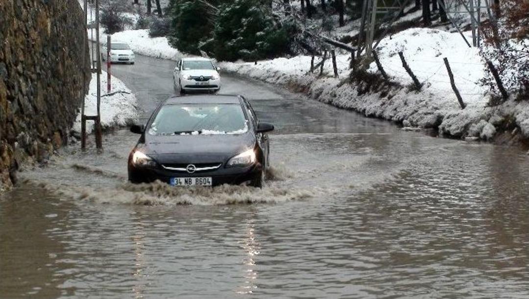 Eriyen Kar Suları S&uuml;r&uuml;c&uuml;lere Zor Anla Yaşattı