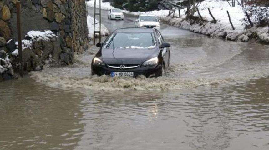 Yağmurla Birlikte Eriyen Kar Yolları G&ouml;le &Ccedil;evirdi