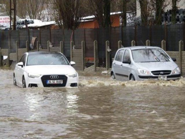 Yağmurla Birlikte Eriyen Kar Yolları Göle Çevirdi