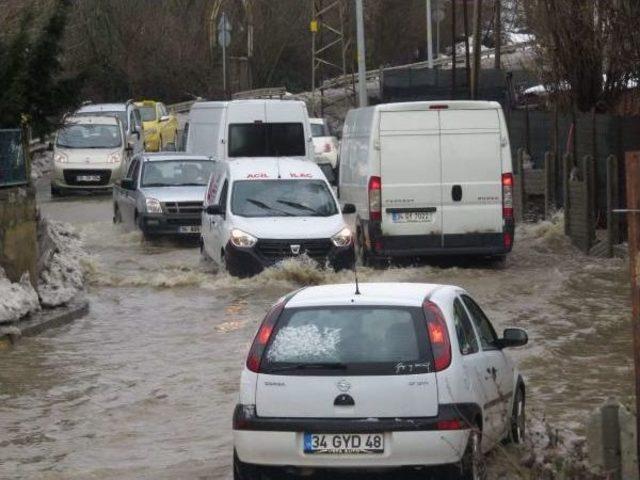 Yağmurla Birlikte Eriyen Kar Yolları Göle Çevirdi