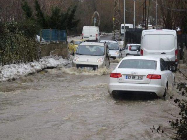 Yağmurla Birlikte Eriyen Kar Yolları Göle Çevirdi