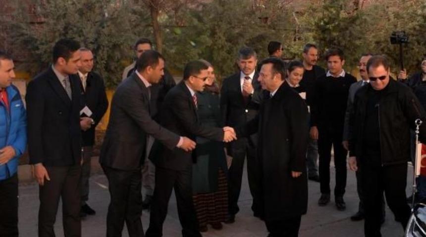 Vali H&uuml;seyin Aksoy: Gen&ccedil;ler Ter&ouml;rden Uzak Dursun Diye 33 Spor Tesisi Yaptık