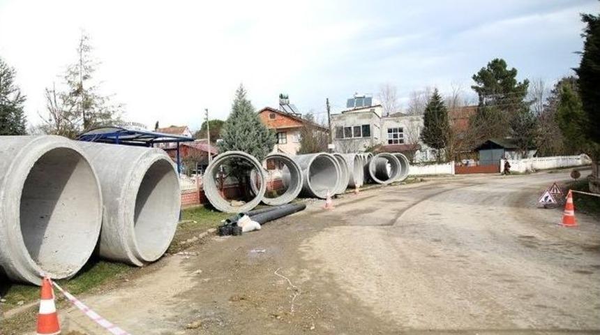 G&ouml;lkent&rsquo;e Dev Yağmursuyu Hattı Montajı S&uuml;r&uuml;yor